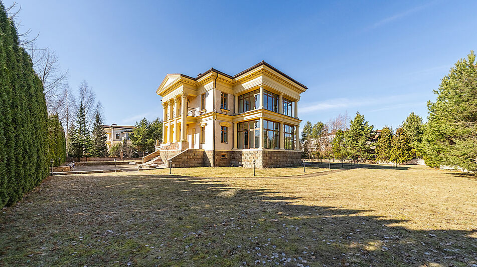 Дом в закрытом поселке.