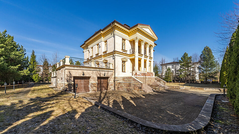 Дом в закрытом поселке.