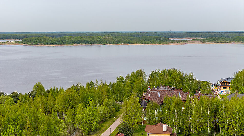 Деревянный дом в Московском море