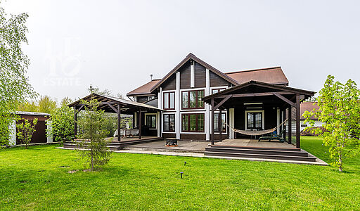 Деревянный дом в Московском море