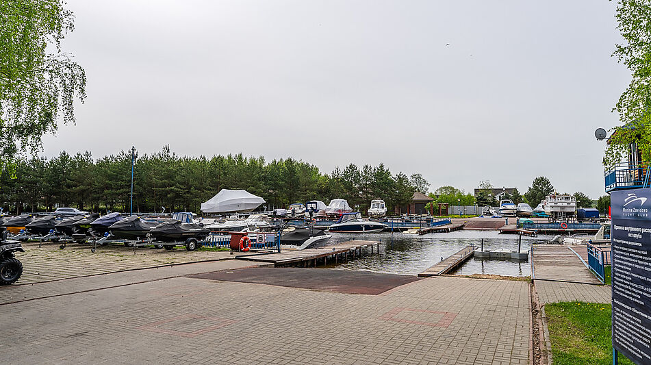 Деревянный дом в Московском море