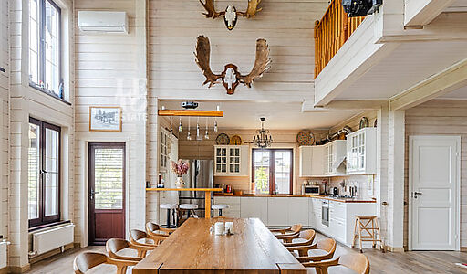 Деревянный дом в Московском море