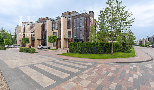 Таунхаус в поселке Парк Фонтэ