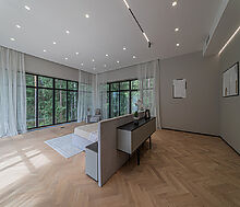 Дом с бассейном в Ренессанс парк