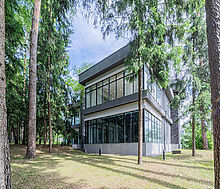 Дом с бассейном в Ренессанс парк