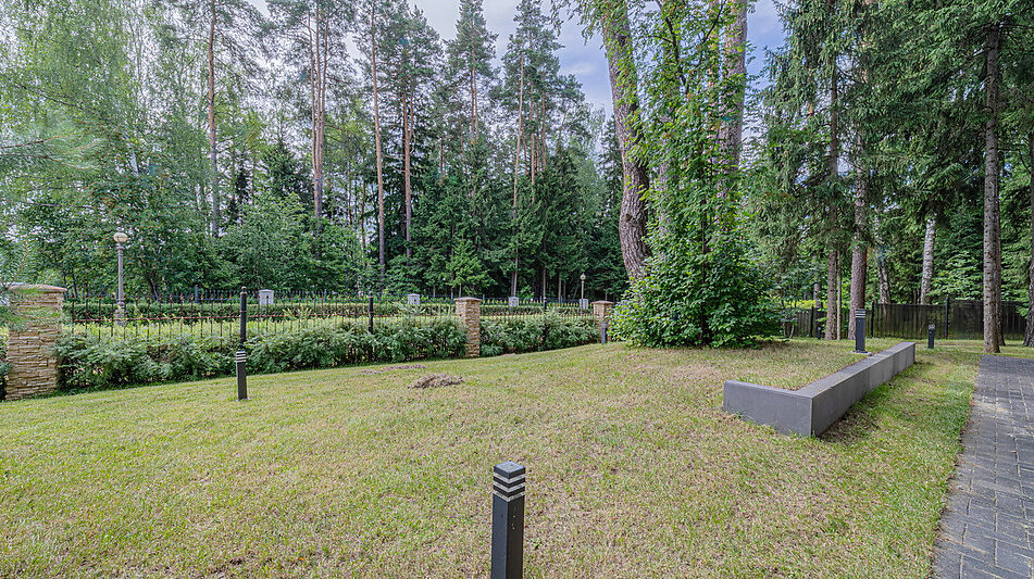 Дом с бассейном в Ренессанс парк