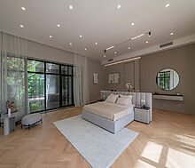 Дом с бассейном в Ренессанс парк