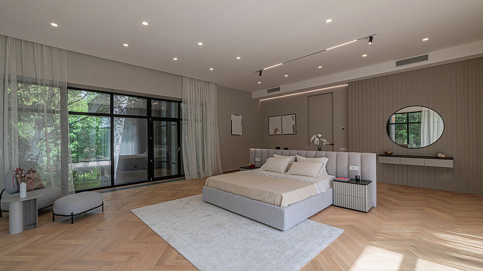 Дом с бассейном в Ренессанс парк