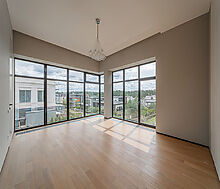 Дом с бассейном в Ренессанс парк