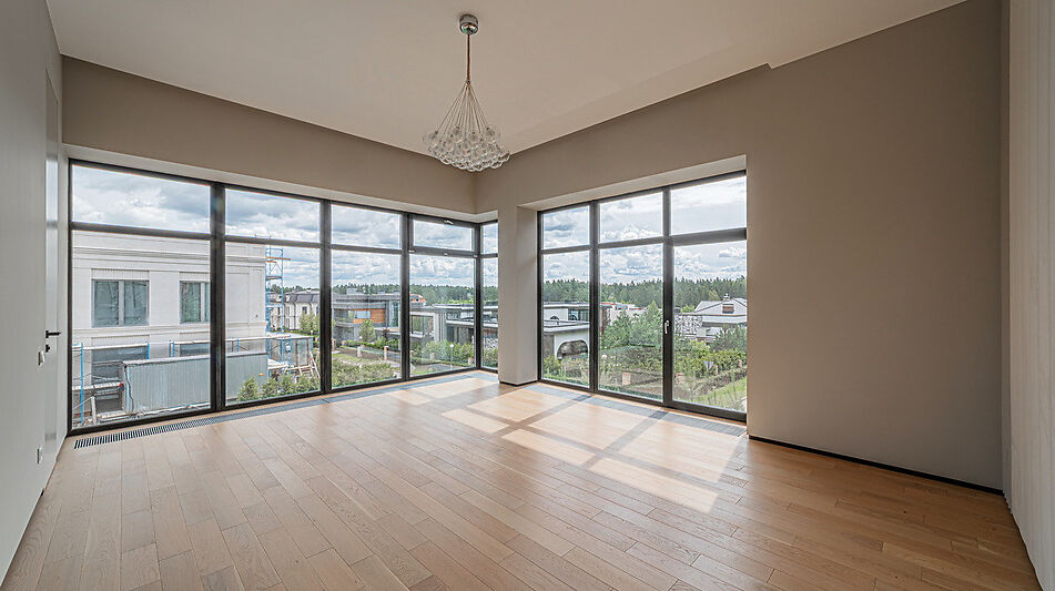 Дом с бассейном в Ренессанс парк