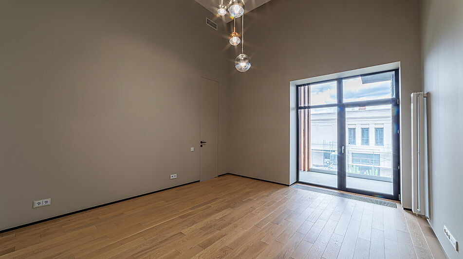 Дом с бассейном в Ренессанс парк