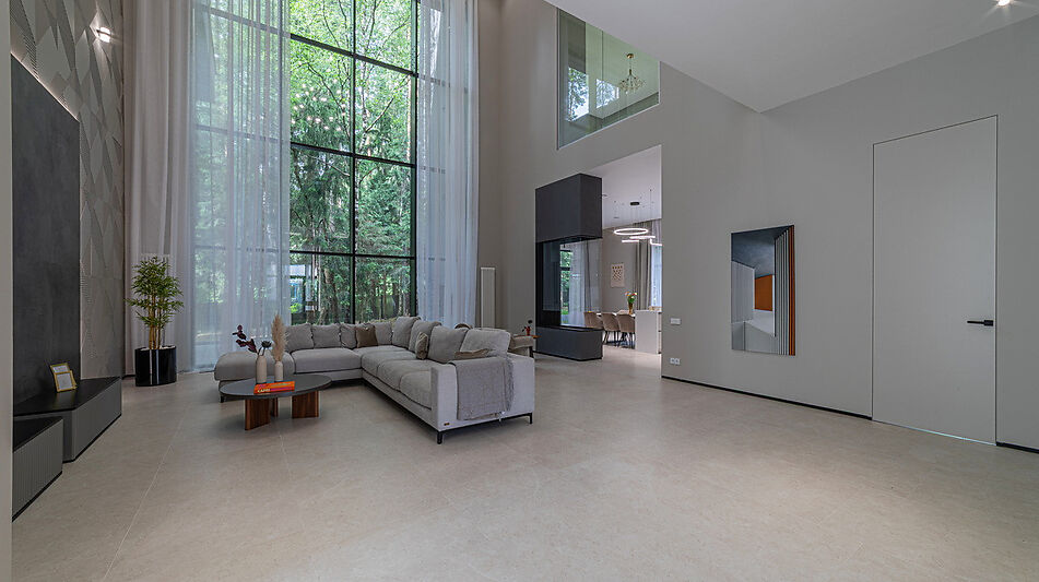 Дом с бассейном в Ренессанс парк