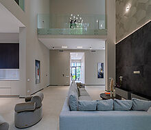 Дом с бассейном в Ренессанс парк