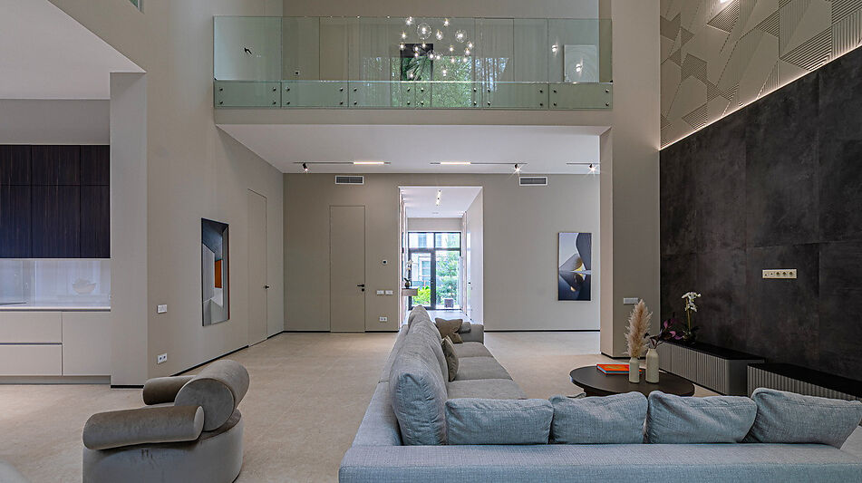 Дом с бассейном в Ренессанс парк