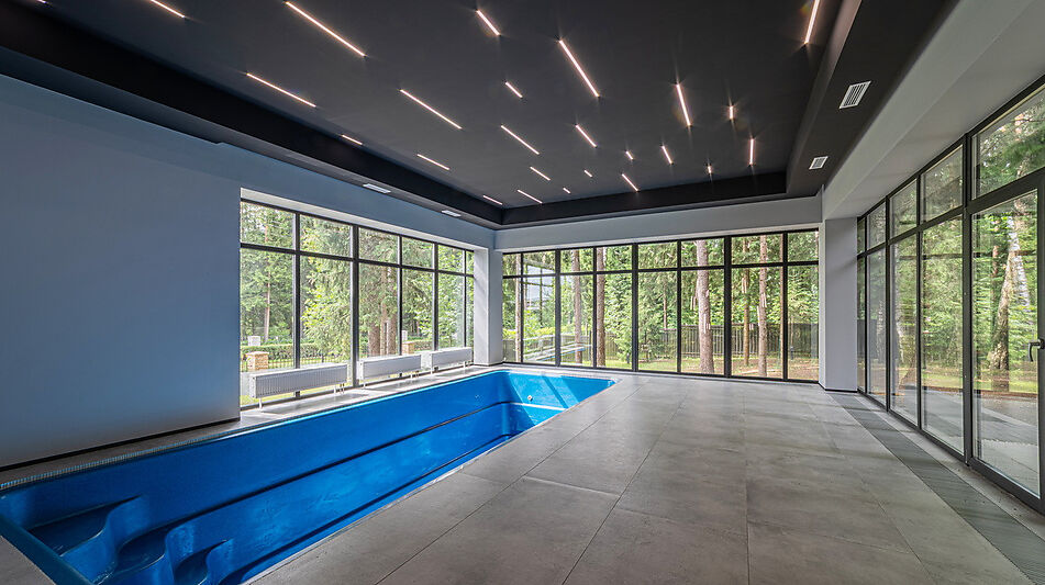 Дом с бассейном в Ренессанс парк