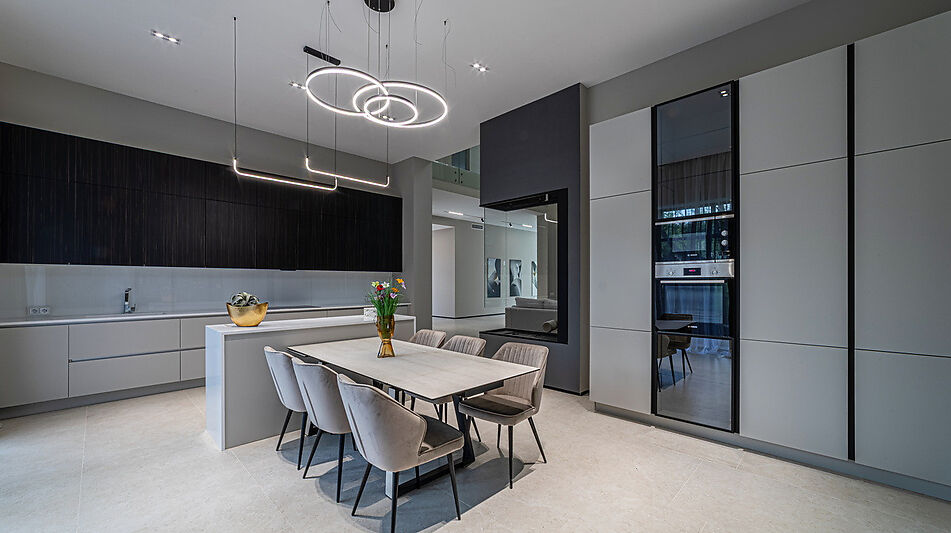 Дом с бассейном в Ренессанс парк