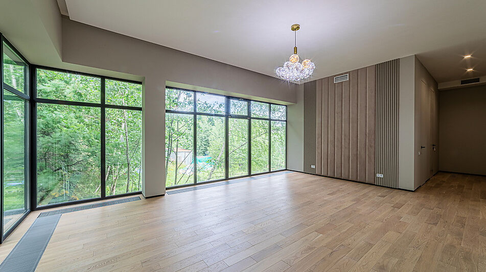 Дом с бассейном в Ренессанс парк