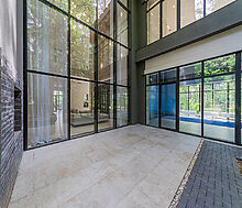 Дом с бассейном в Ренессанс парк