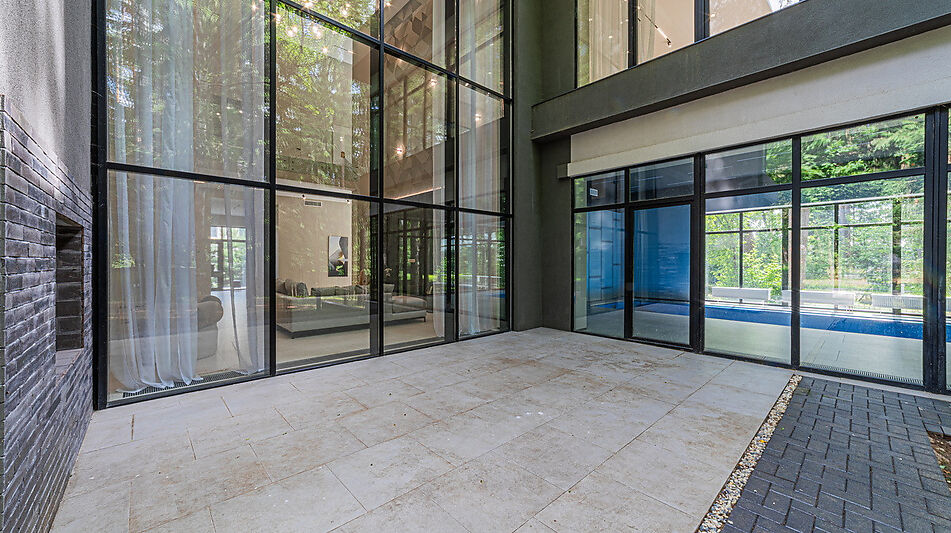 Дом с бассейном в Ренессанс парк