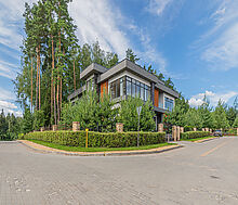 Дом с бассейном в Ренессанс парк