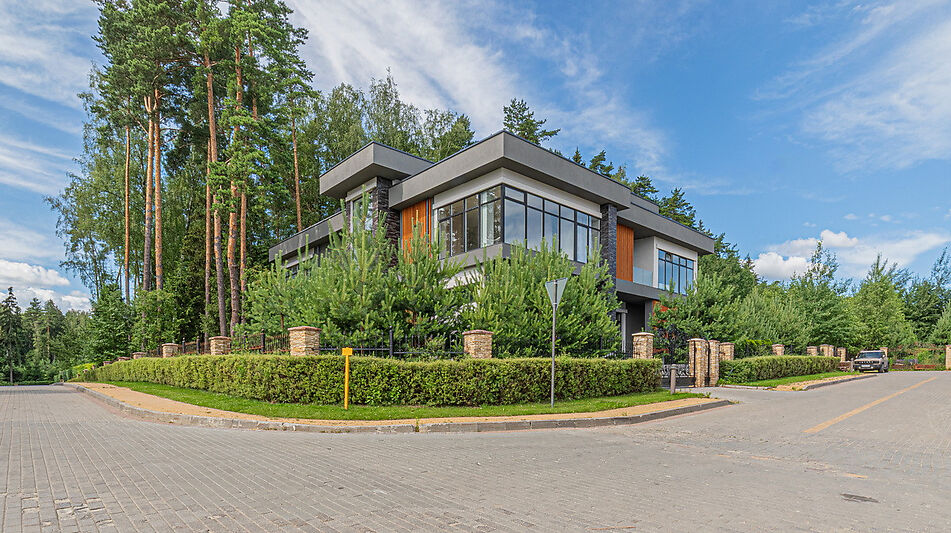 Дом с бассейном в Ренессанс парк