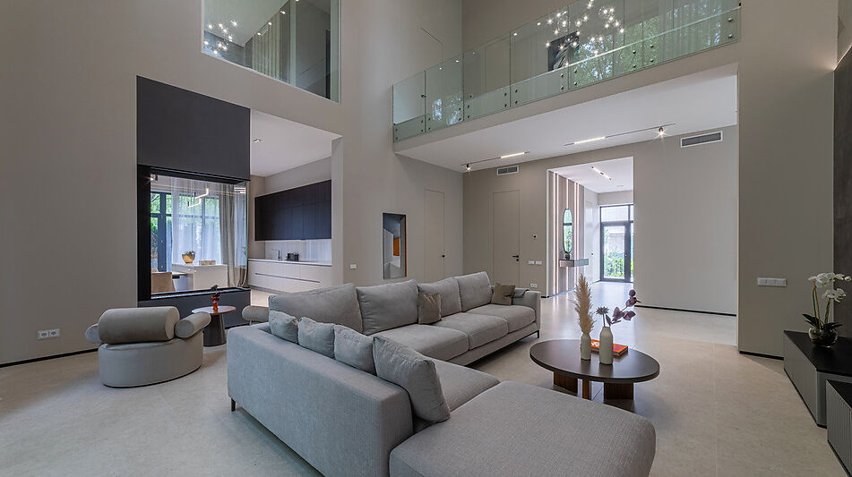 Дом с бассейном в Ренессанс парк