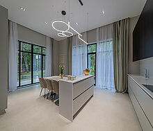 Дом с бассейном в Ренессанс парк