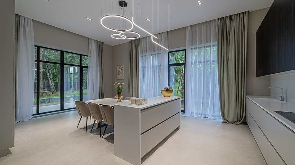 Дом с бассейном в Ренессанс парк