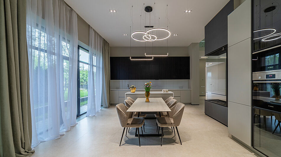 Дом с бассейном в Ренессанс парк