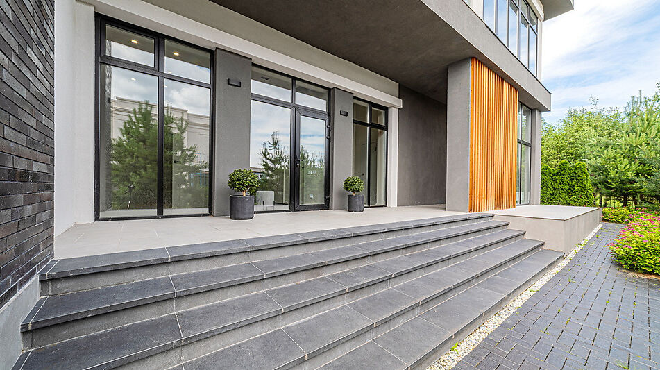 Дом с бассейном в Ренессанс парк