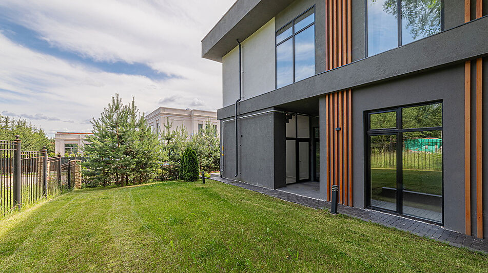 Дом с бассейном в Ренессанс парк