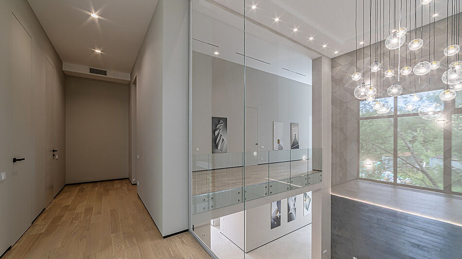 Дом с бассейном в Ренессанс парк