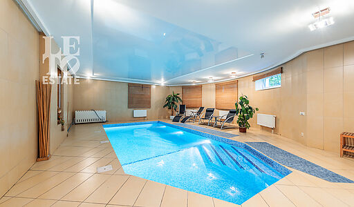 Дом с бассейном в Новогорске