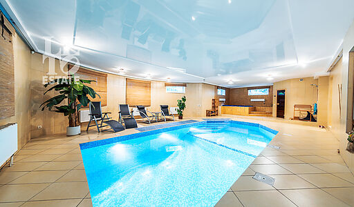 Дом с бассейном в Новогорске