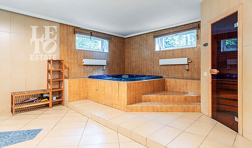 Дом с бассейном в Новогорске