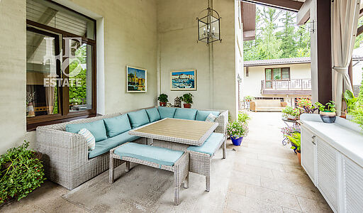 Дом с бассейном в Новогорске