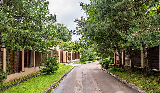 Участок у леса в закрытом поселке