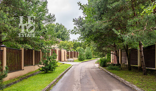 Участок у леса в закрытом поселке