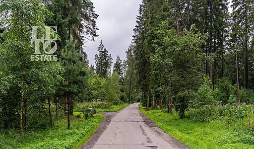 Участок у леса в закрытом поселке
