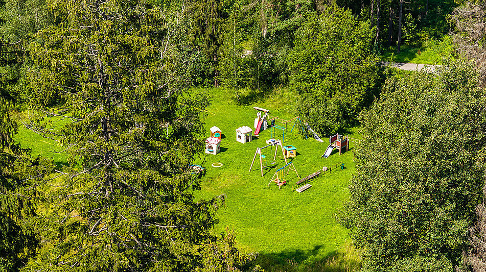 Участок у леса в закрытом поселке