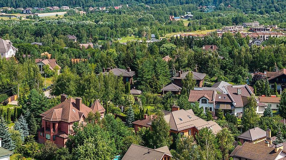 Участок у леса в закрытом поселке