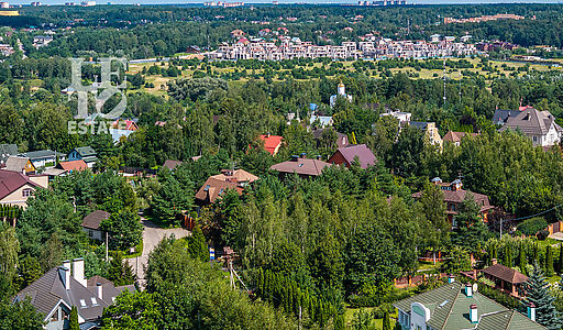 Участок у леса в закрытом поселке