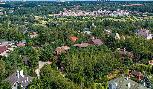 Участок у леса в закрытом поселке
