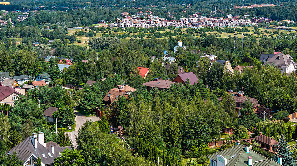 Участок у леса в закрытом поселке