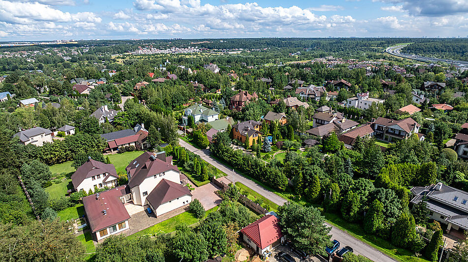 Участок у леса в закрытом поселке