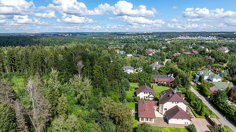 Участок у леса в закрытом поселке