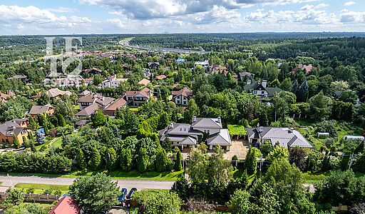 Участок у леса в закрытом поселке