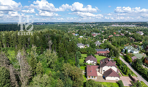 Участок у леса в закрытом поселке