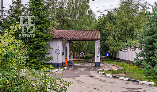 Участок у леса в закрытом поселке