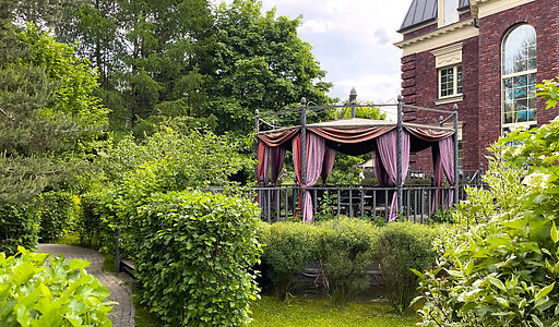 Дом с парком в Поздняково